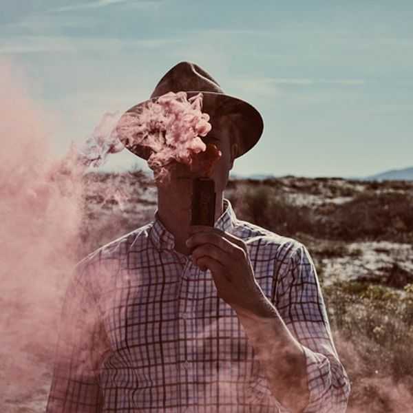 Vaping vs smoking comparison: Temperature (250-350°C vaping vs 700-800°C cigarettes) and harmful particles (aerosol vs tar)