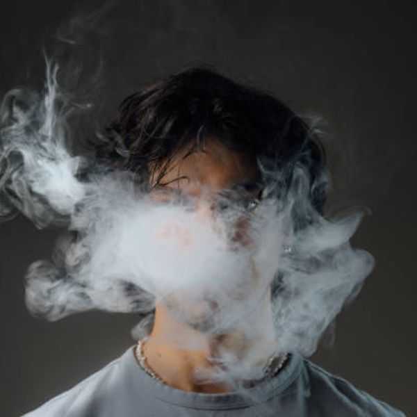 Vaping vs smoking comparison: Temperature (250-350°C vaping vs 700-800°C cigarettes) and harmful particles (aerosol vs tar)
