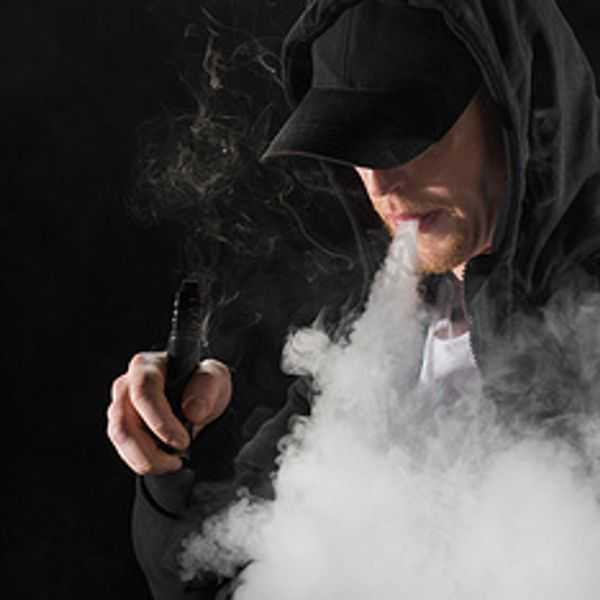 Vaping vs smoking comparison: Temperature (250-350°C vaping vs 700-800°C cigarettes) and harmful particles (aerosol vs tar)